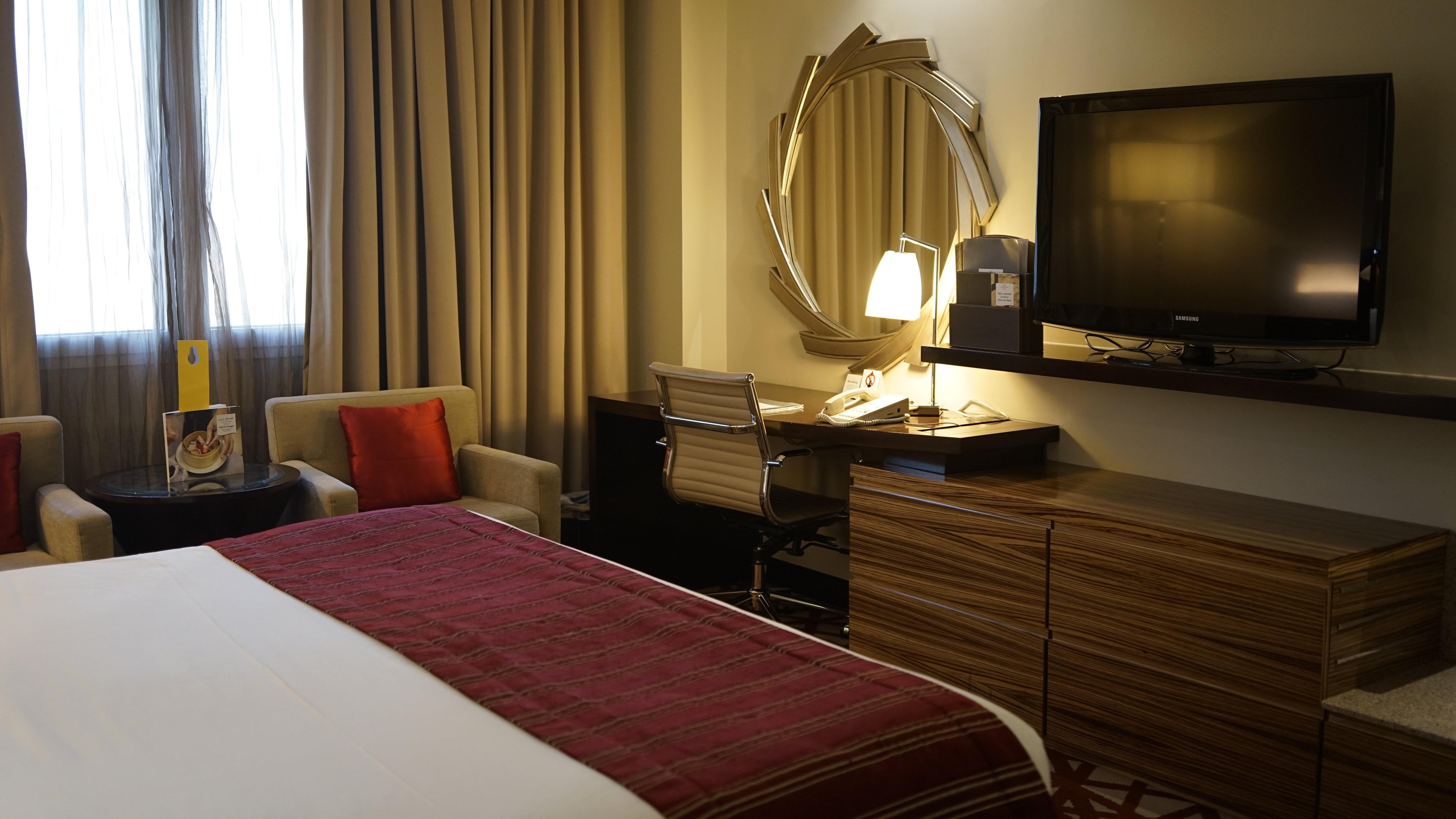 Crowne Plaza Dubai Deira By Ihg Hotel Exterior photo A room at the hotel