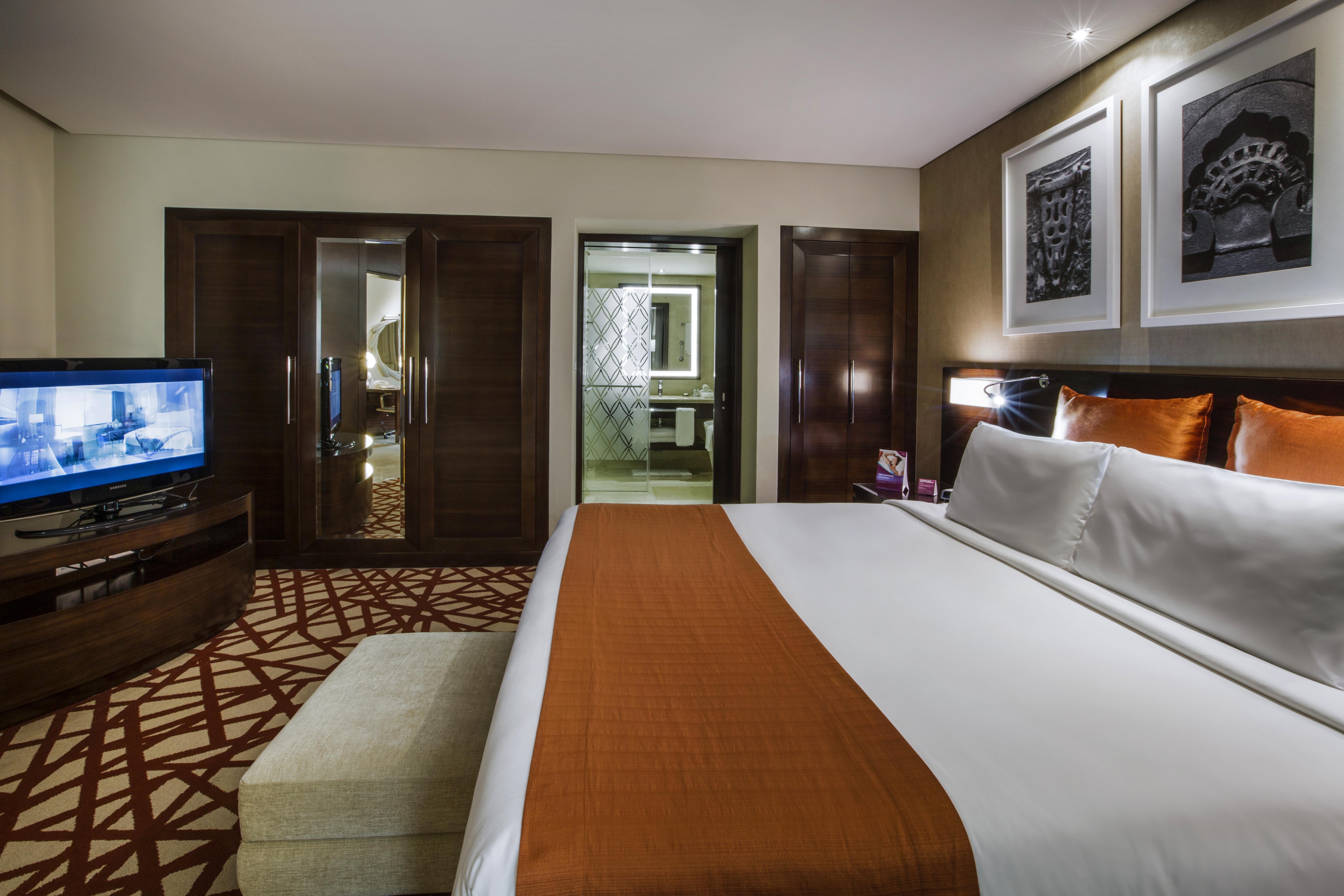 Crowne Plaza Dubai Deira By Ihg Hotel Exterior photo Deluxe room