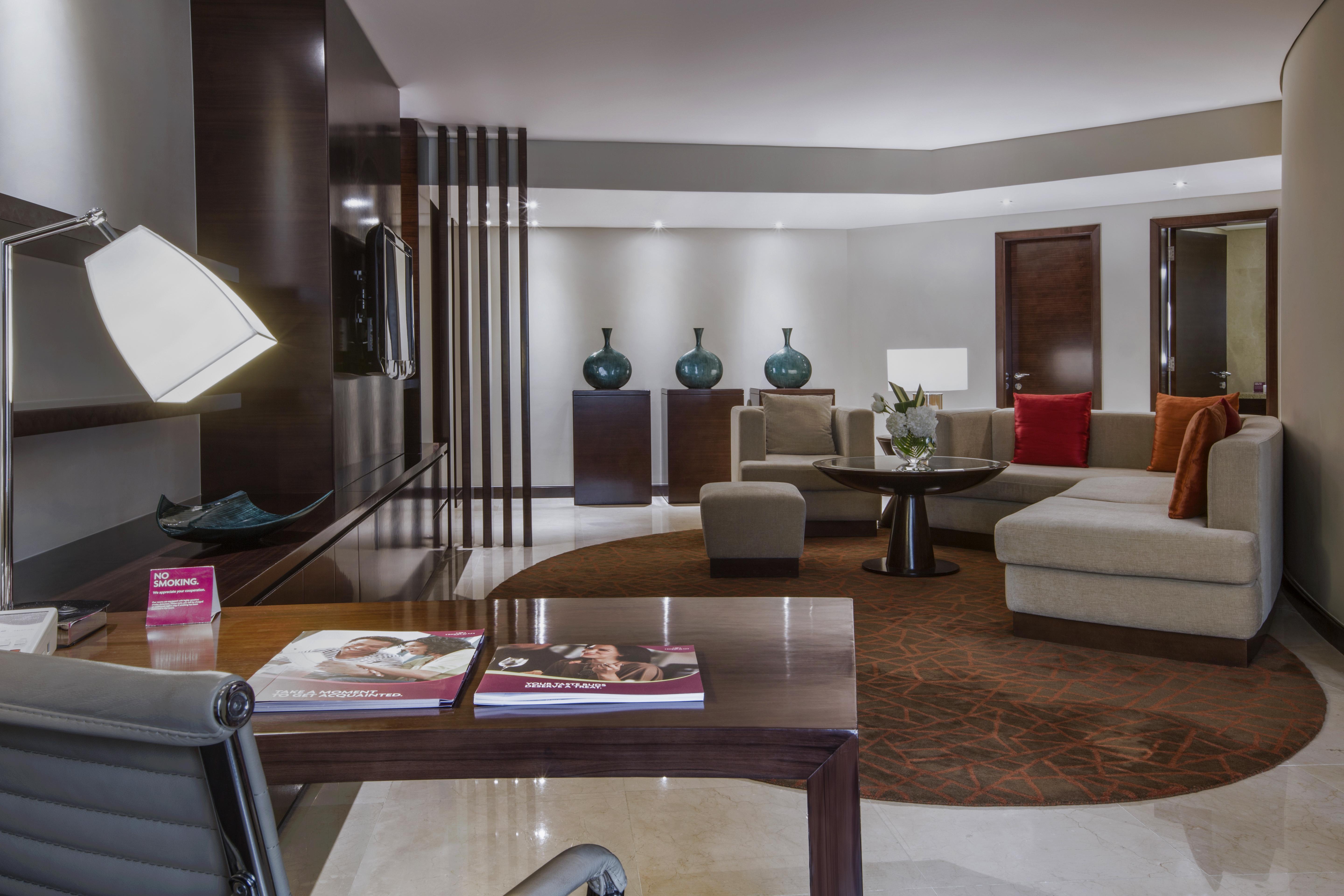 Crowne Plaza Dubai Deira By Ihg Hotel Exterior photo A suite at the hotel