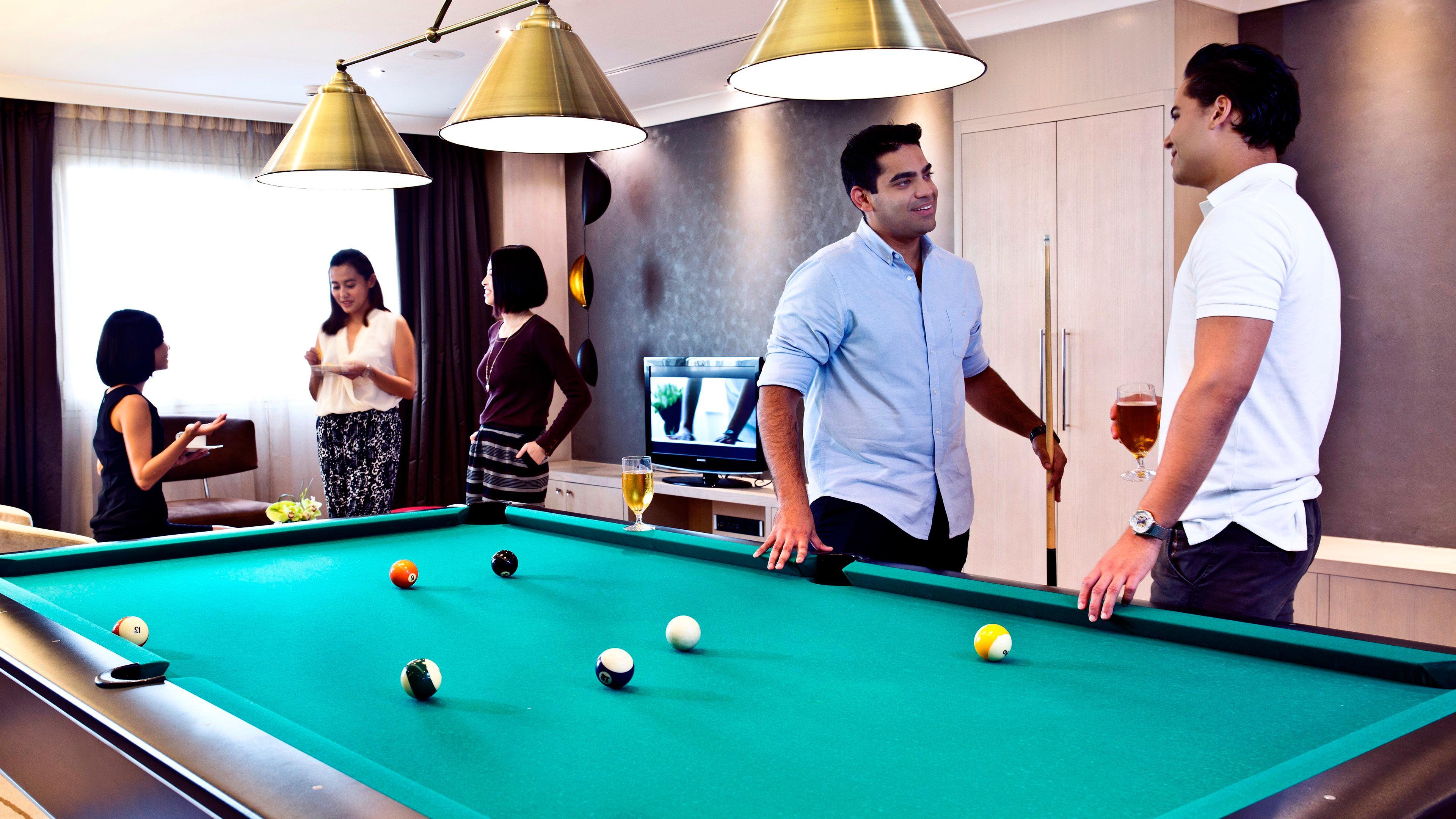 Crowne Plaza Dubai Deira By Ihg Hotel Exterior photo A pool table