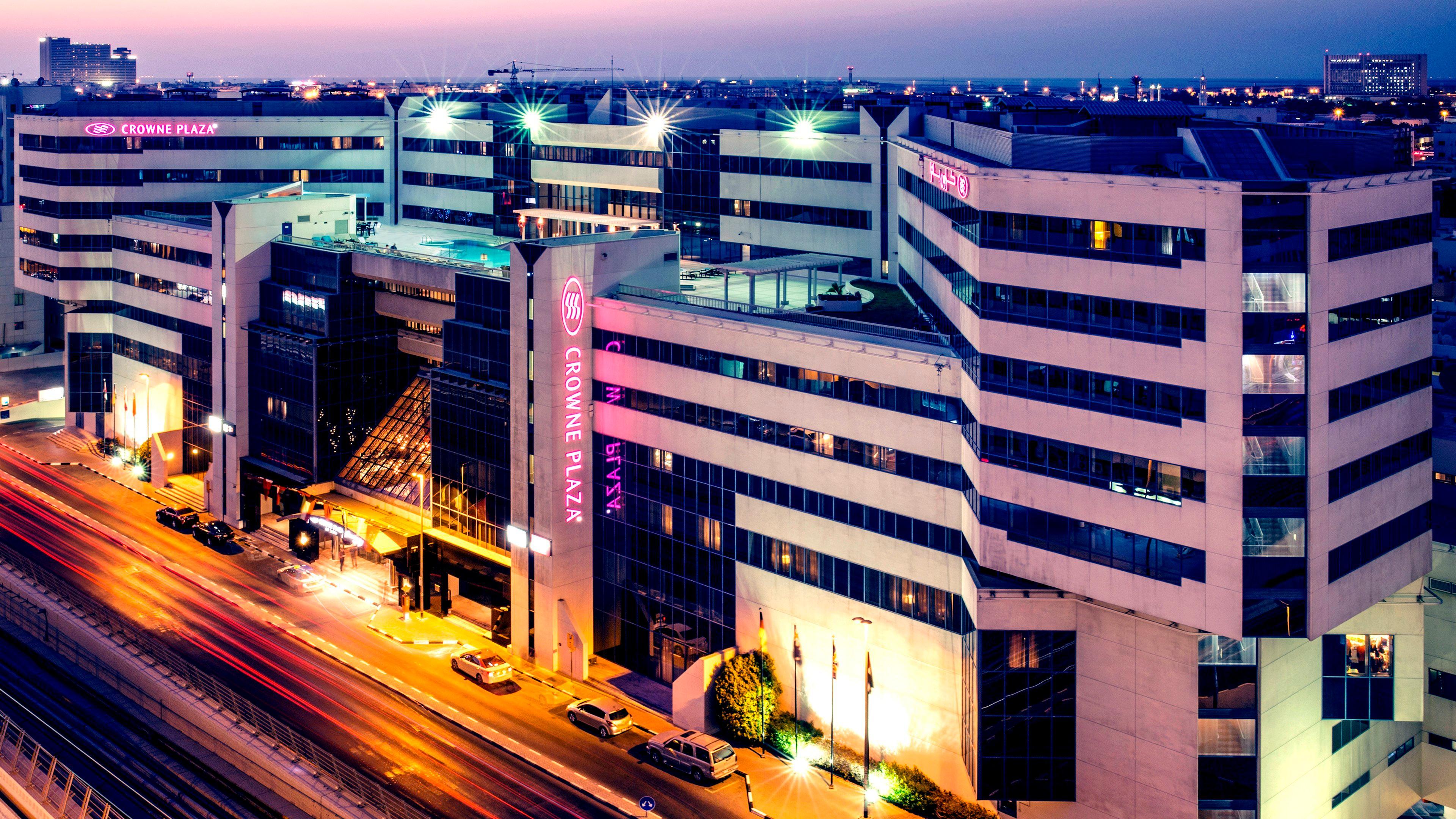 Crowne Plaza Dubai Deira By Ihg Hotel Exterior photo The hotel at night