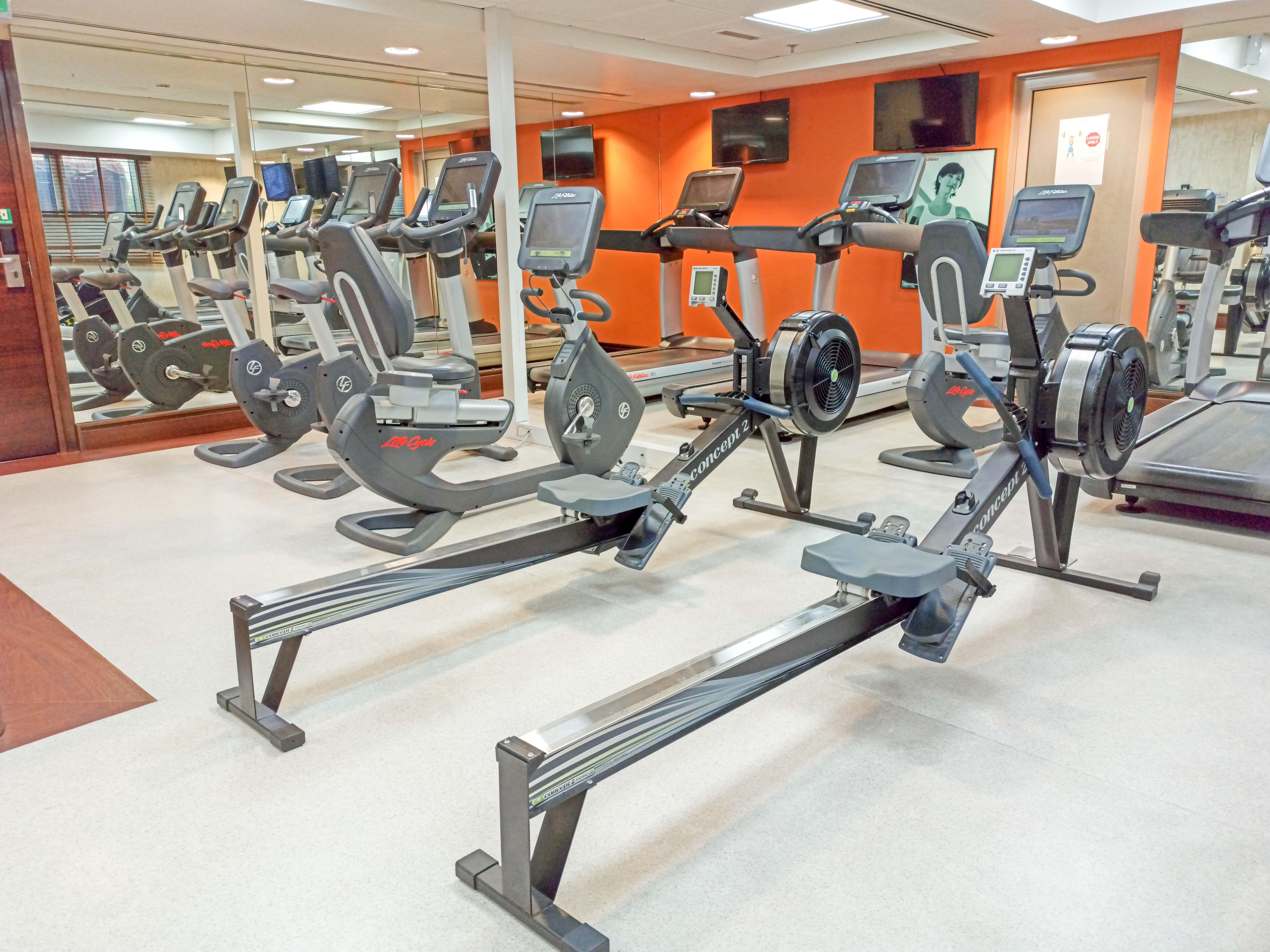 Crowne Plaza Dubai Deira By Ihg Hotel Exterior photo Rowing machines in a gym