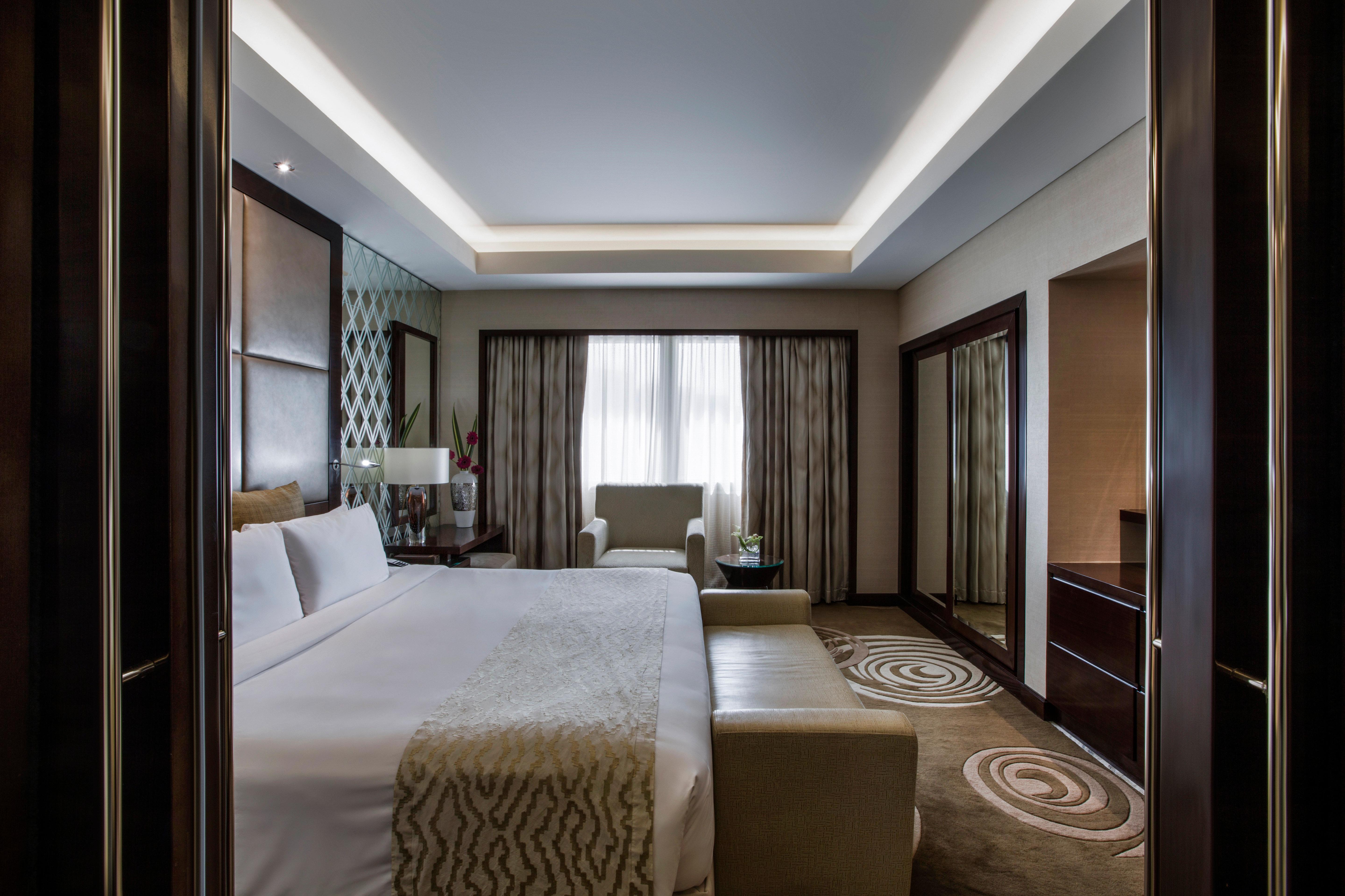 Crowne Plaza Dubai Deira By Ihg Hotel Exterior photo A bedroom at the hotel
