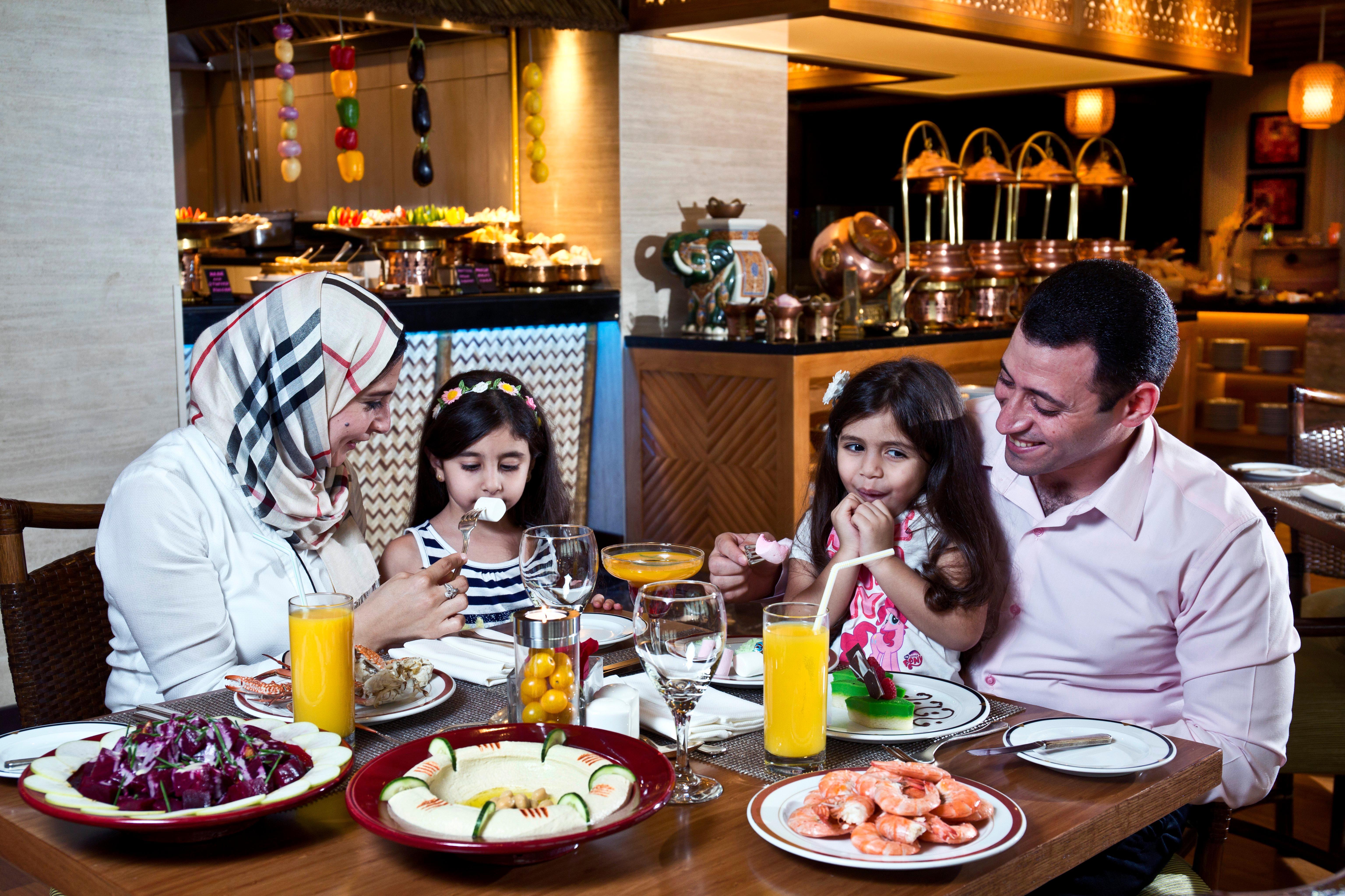 Crowne Plaza Dubai Deira By Ihg Hotel Exterior photo Family dining at the hotel