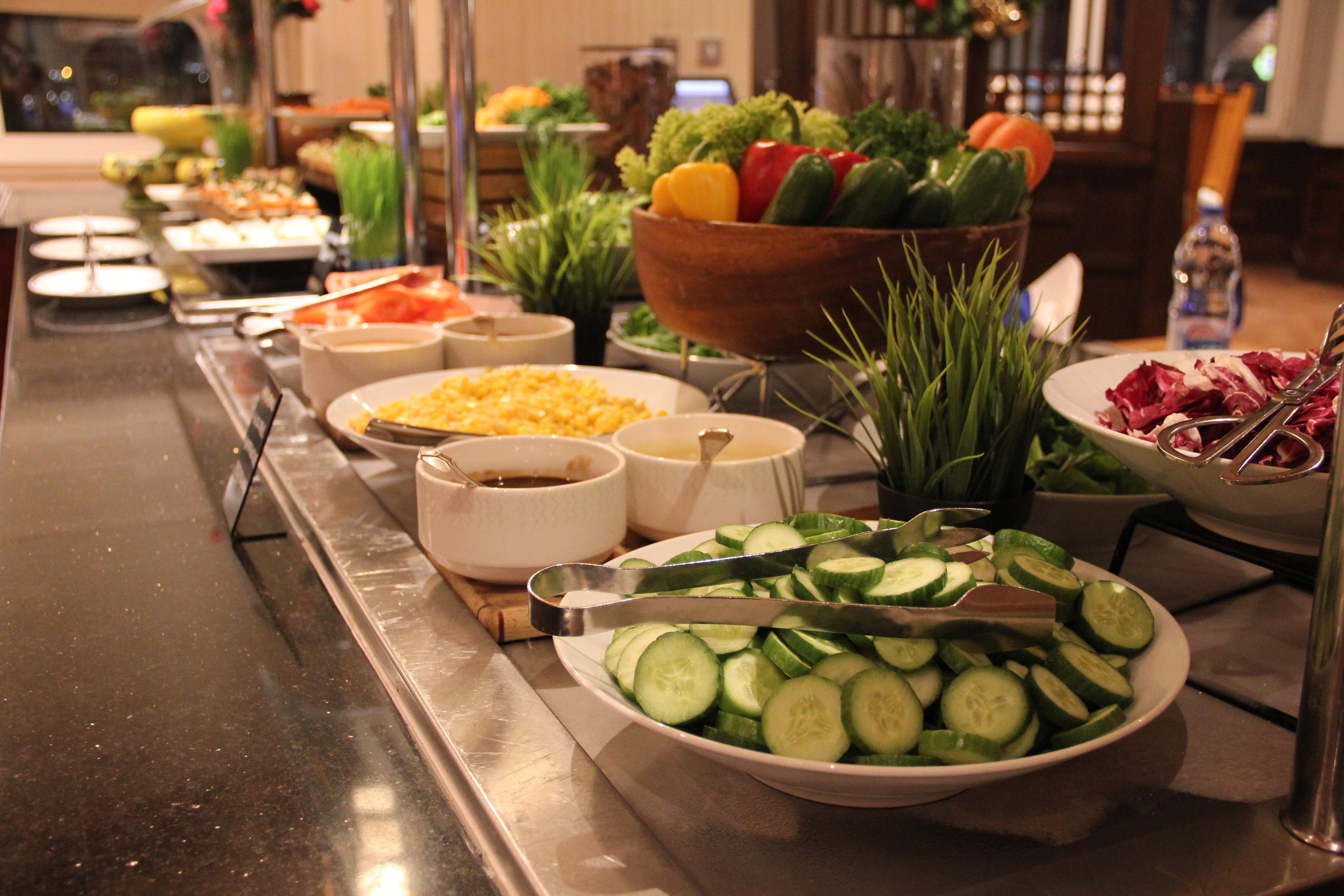 Crowne Plaza Dubai Deira By Ihg Hotel Exterior photo A salad bar