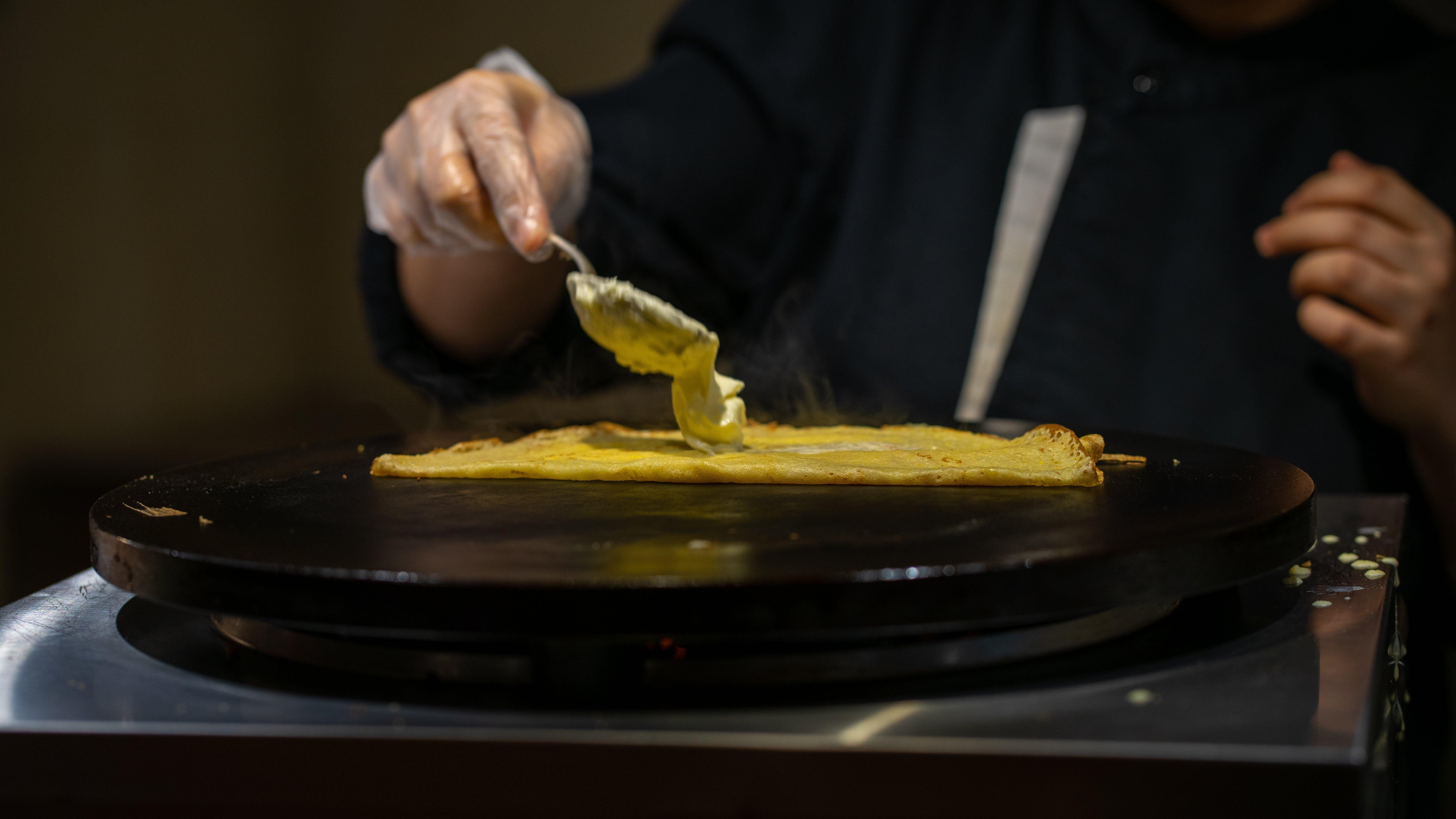 Crowne Plaza Dubai Deira By Ihg Hotel Exterior photo A crêpe being spread with butter
