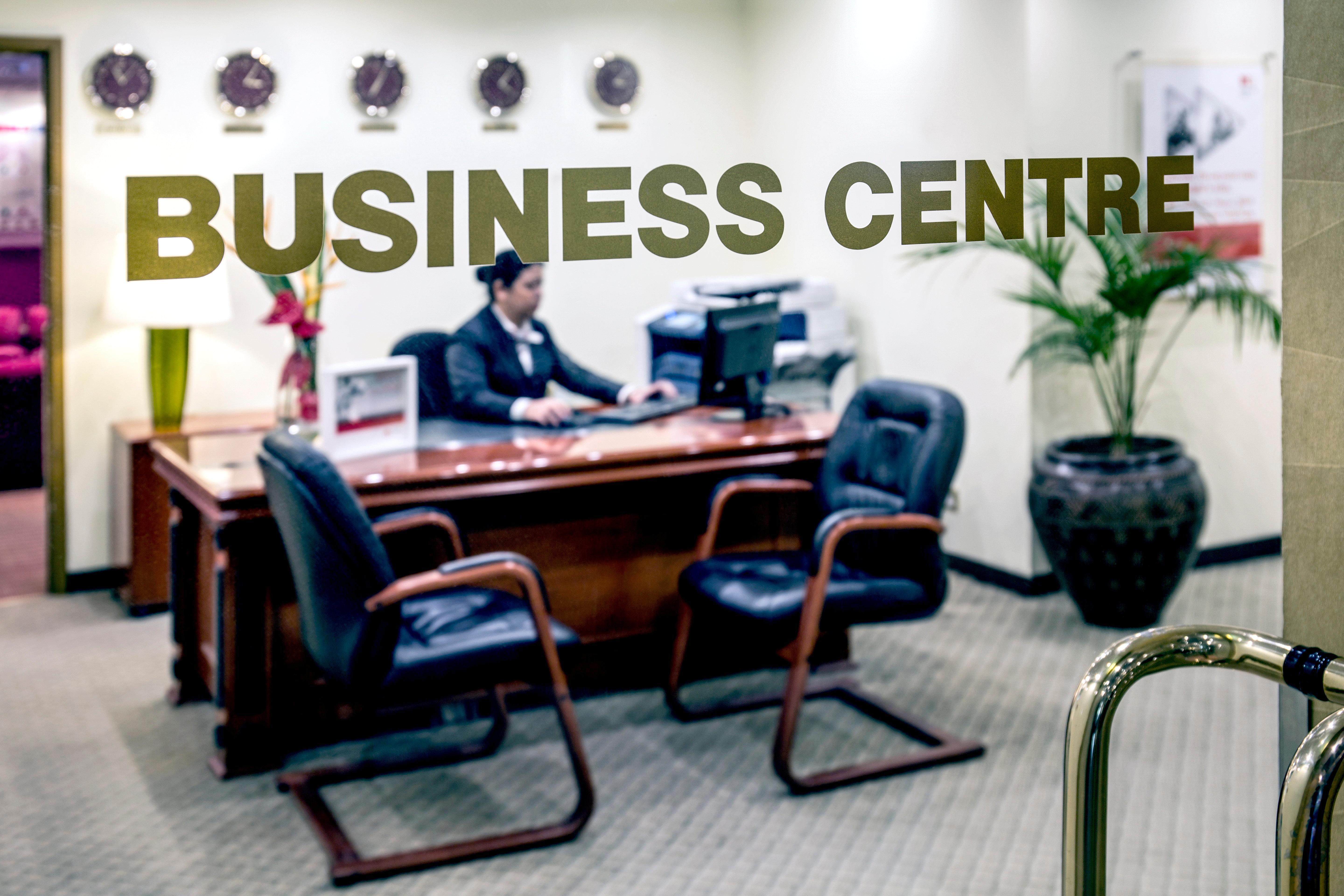 Crowne Plaza Dubai Deira By Ihg Hotel Exterior photo A business centre