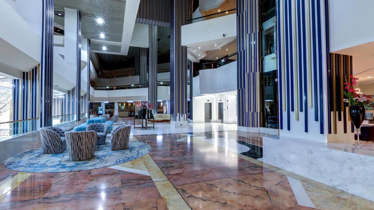Crowne Plaza Dubai Deira By Ihg Hotel Exterior photo The lobby of the hotel