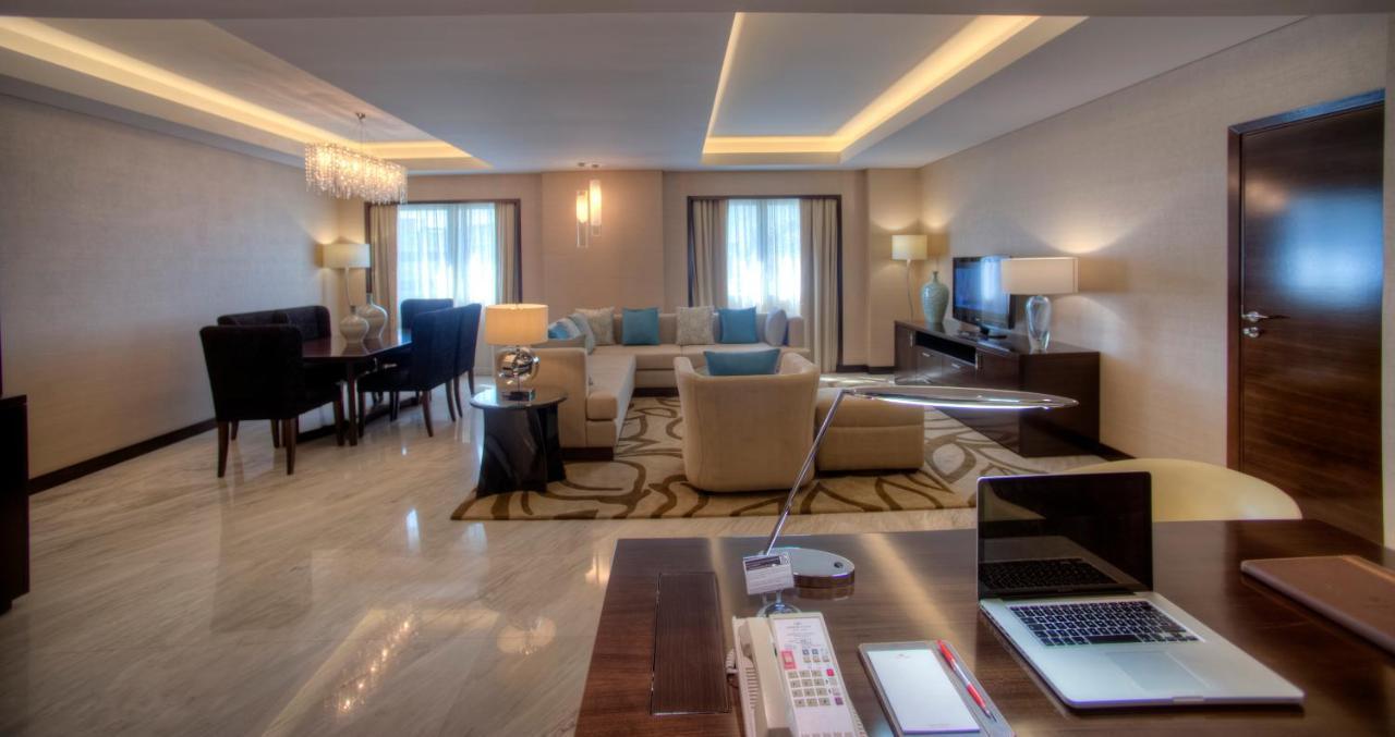 Crowne Plaza Dubai Deira By Ihg Hotel Exterior photo A suite at the hotel