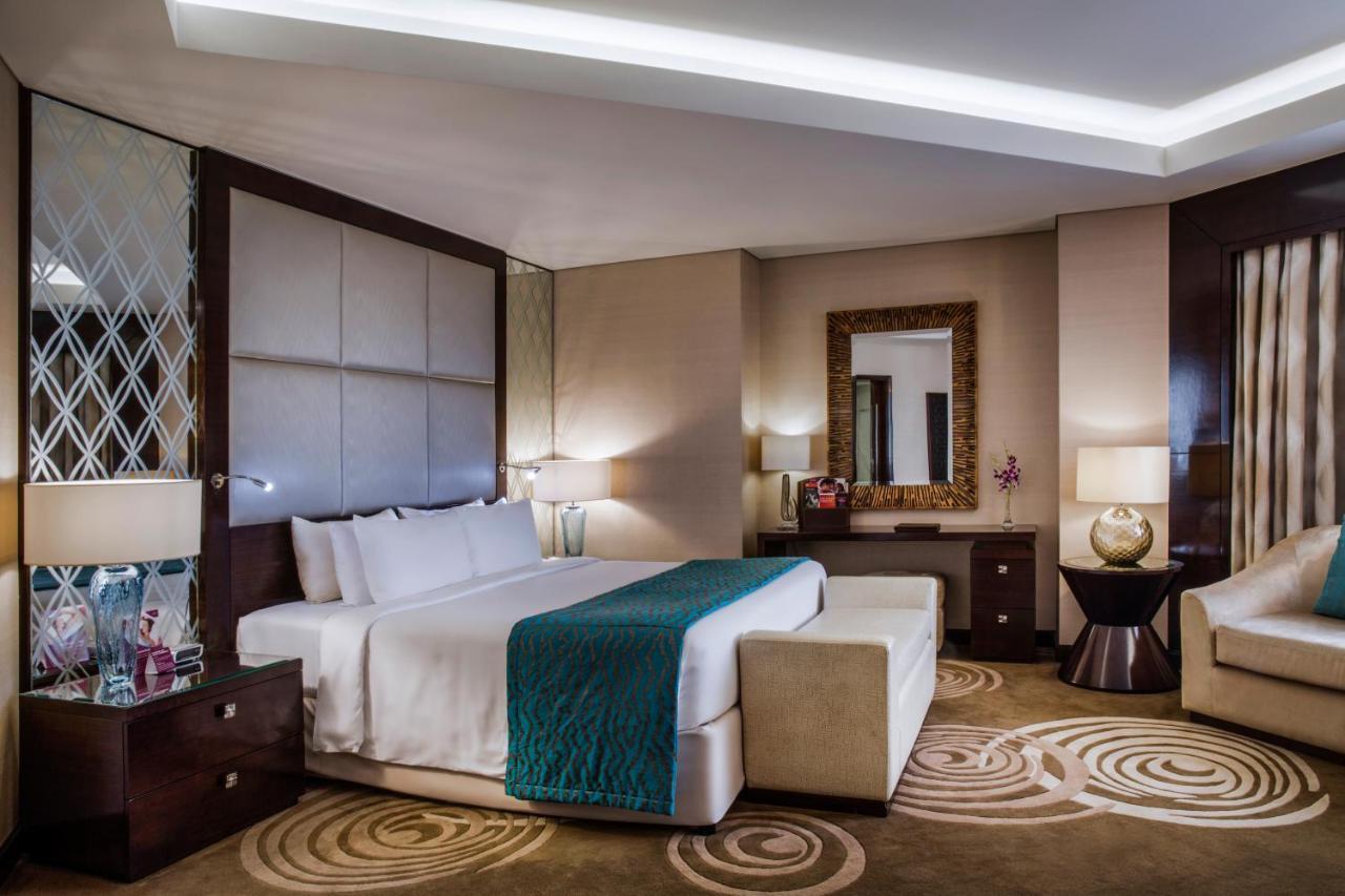 Crowne Plaza Dubai Deira By Ihg Hotel Exterior photo A bedroom at the hotel