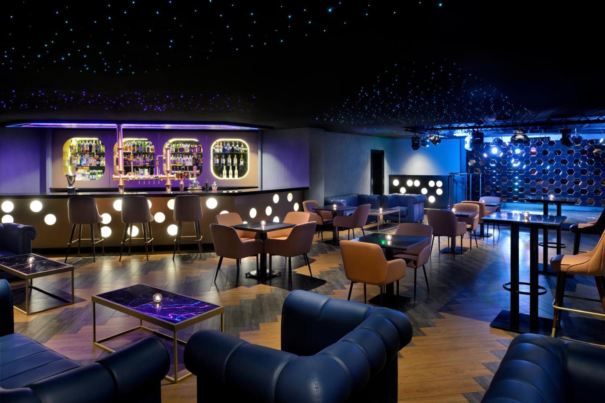 Crowne Plaza Dubai Deira By Ihg Hotel Exterior photo The interior of the bar
